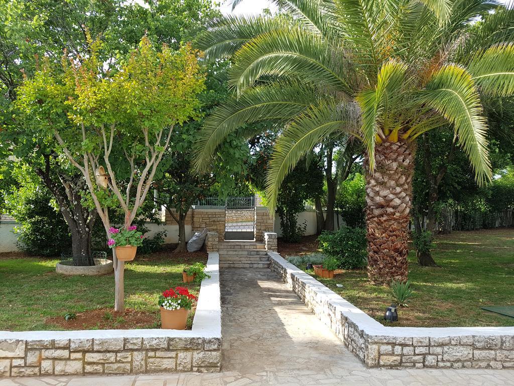 Villa Rosa With Yard And Children'S Playground Tar-Vabriga Buitenkant foto